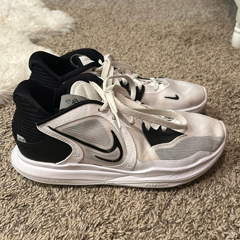 Nike Kyrie 5 Low Basketball Shoes (Size 8 in Women’s)